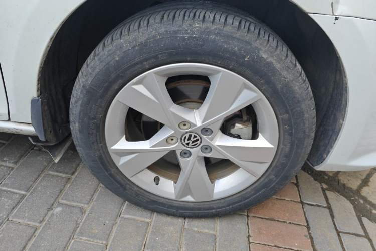 Used Volkswagen Bora 2014 1.6L Automatic Comfort Model Right Front Wheel Hub