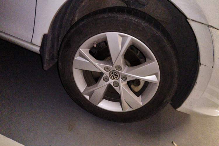 Used Volkswagen Bora 2014 1.6L Manual Comfort Model Right Front Wheel Hub