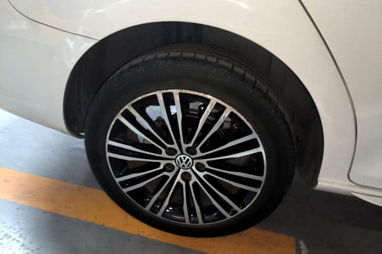 Used Volkswagen Bora 2014 1.4TSI Manual Sportline Right Rear Wheel Hub