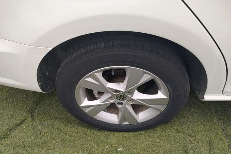Used Volkswagen Bora 2014 1.6L Manual Comfort Model Right Rear Wheel Hub