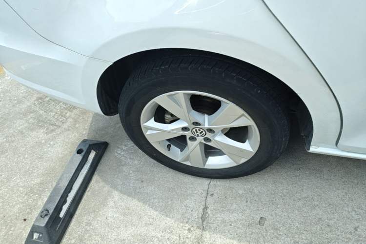 Used Volkswagen Bora 2014 1.6L Automatic Comfort Model Right Rear Wheel Hub