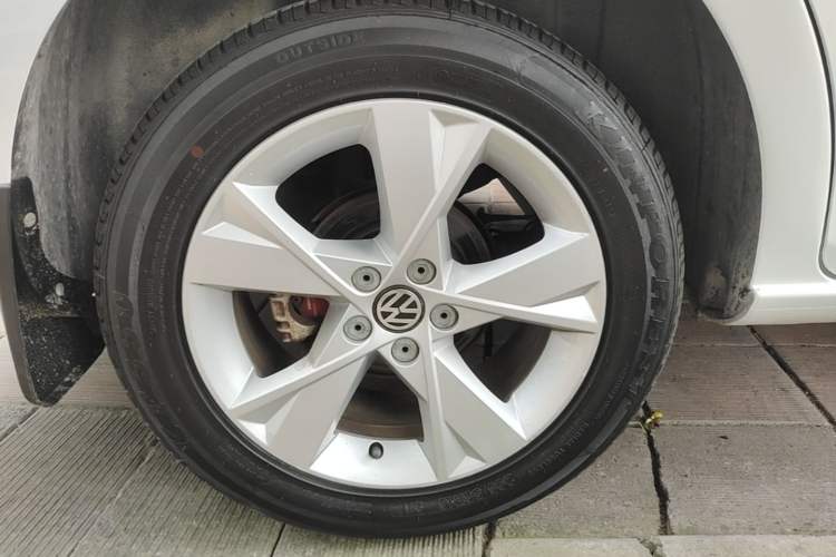 Used Volkswagen Bora 2014 1.6L Manual Comfort Model Right Rear Wheel Hub