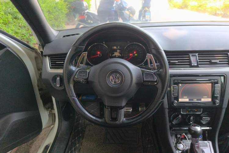 Used Volkswagen Bora 2014 1.4TSI Automatic Sportline Steering Wheel
