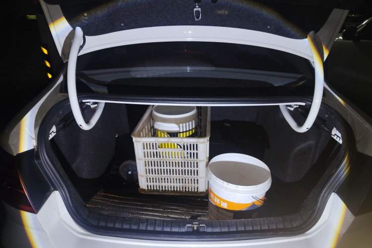 Used Volkswagen Bora 2014 1.6L Automatic Fashion Model Trunk