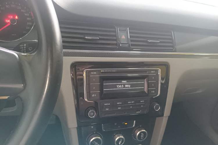 Used Volkswagen Bora 2014 1.6L Manual Fashion Edition Audio And AC Panel