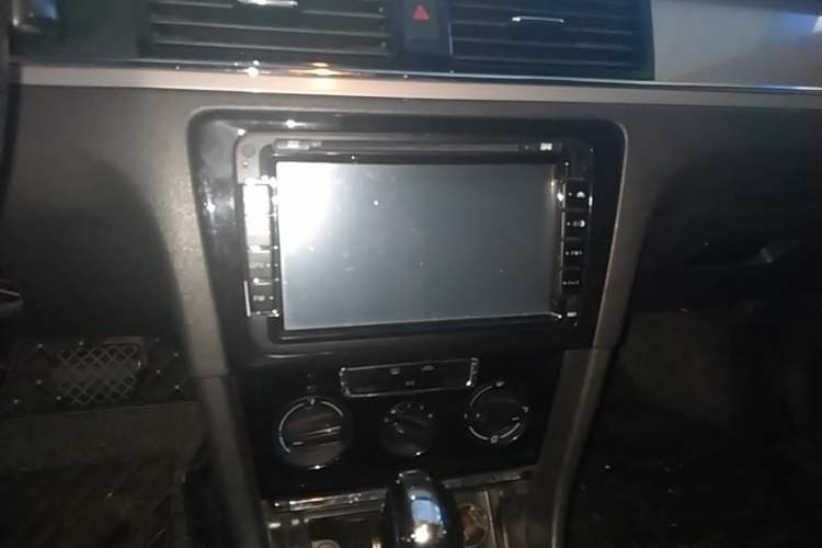 Used Volkswagen Bora 2014 1.6L Automatic Fashion Model Audio And AC Panel