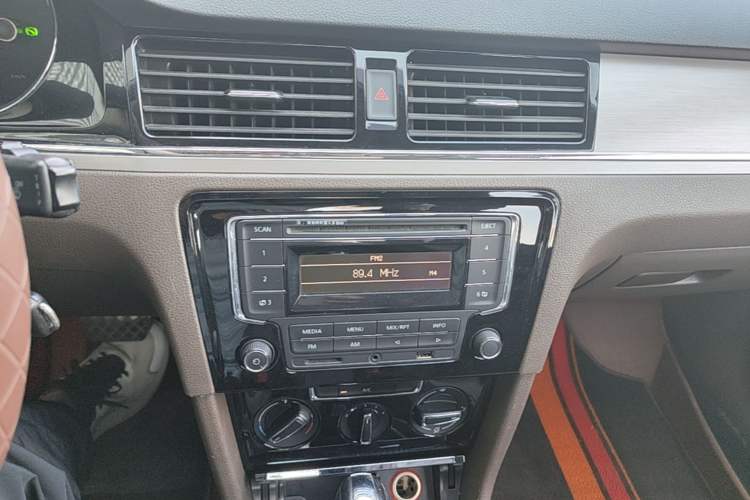 Used Volkswagen Bora 2014 1.6L Automatic Comfort Model Audio And AC Panel