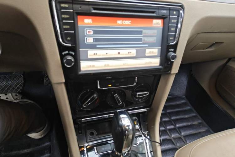 Used Volkswagen Bora 2014 1.6L Automatic Comfort Model Audio And AC Panel