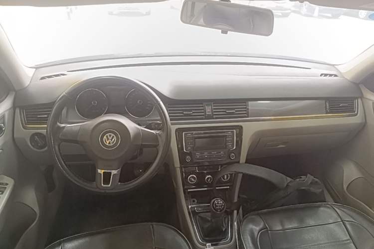 Used Volkswagen Bora 2014 1.6L Manual Fashion Edition Center Console