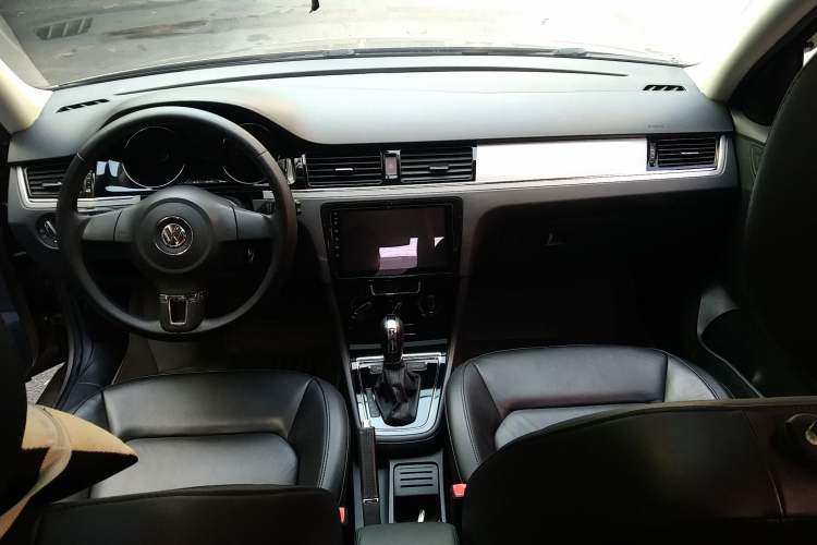 Used Volkswagen Bora 2014 1.6L Automatic Comfort Model Center Console