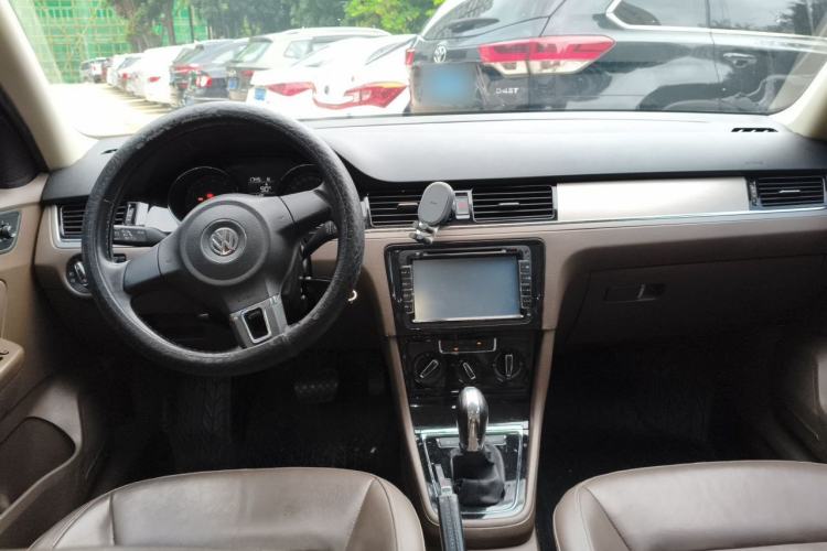 Used Volkswagen Bora 2014 1.6L Automatic Comfort Model Center Console