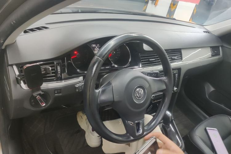 Used Volkswagen Bora 2014 1.6L Automatic Comfort Model Center Console
