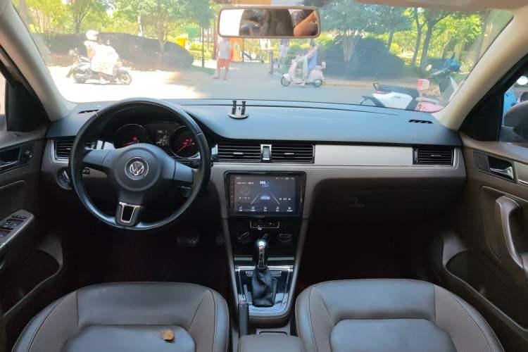 Used Volkswagen Bora 2014 1.6L Automatic Comfort Model Center Console