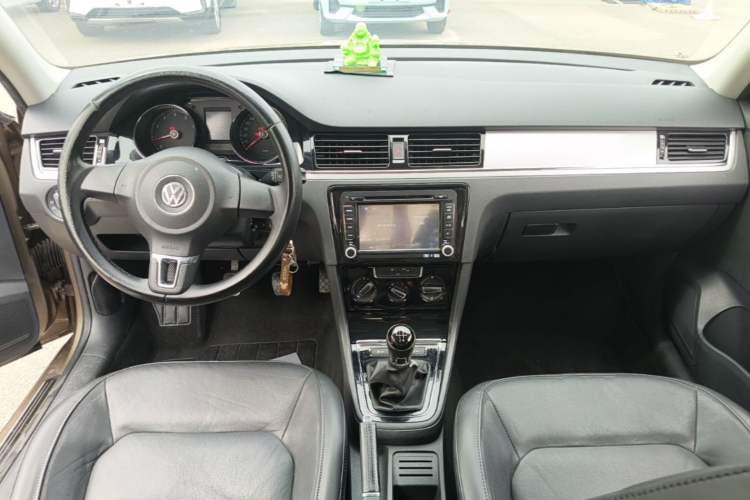 Used Volkswagen Bora 2014 1.6L Manual Comfort Model Center Console