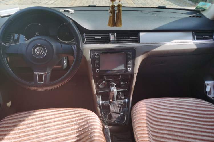 Used Volkswagen Bora 2014 1.6L Automatic Comfort Model Center Console