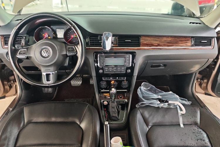 Used Volkswagen Bora 2014 1.6L Automatic Luxury Model Center Console