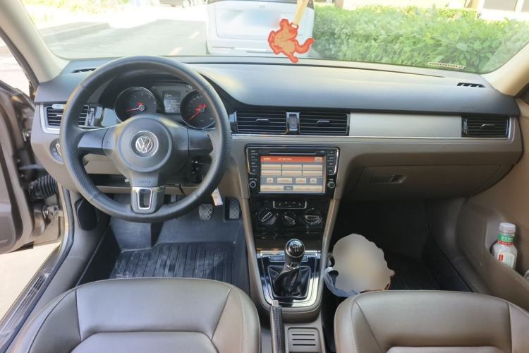 Used Volkswagen Bora 2014 1.6L Manual Comfort Model Center Console
