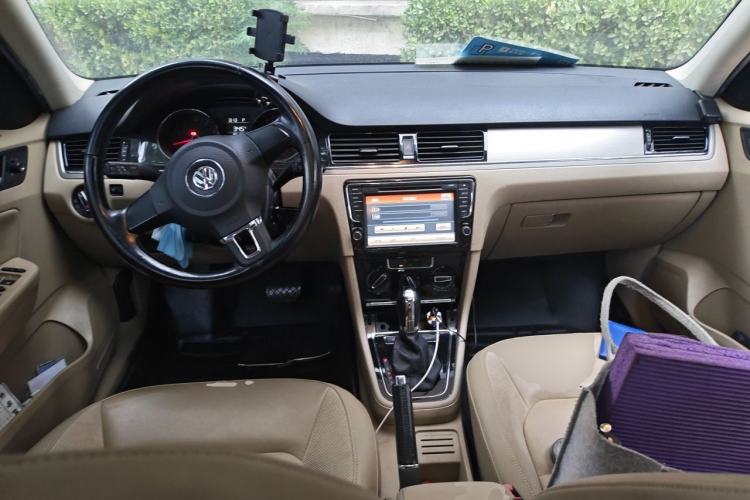 Used Volkswagen Bora 2014 1.6L Automatic Comfort Model Center Console