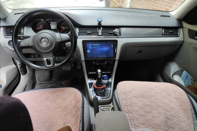 Used Volkswagen Bora 2014 1.6L Automatic Fashion Model Center Console