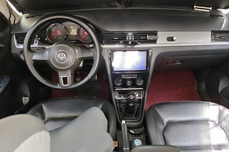 Used Volkswagen Bora 2014 1.6L Manual Comfort Model Center Console