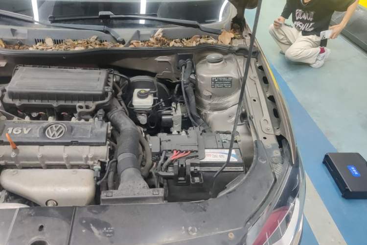 Used Volkswagen Bora 2014 1.6L Automatic Comfort Model Engine Bay Left