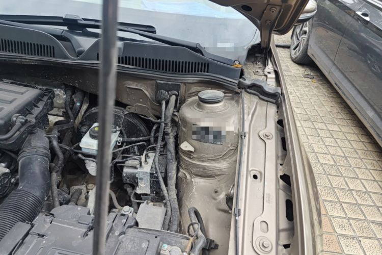 Used Volkswagen Bora 2014 1.6L Manual Fashion Edition Engine Bay Left