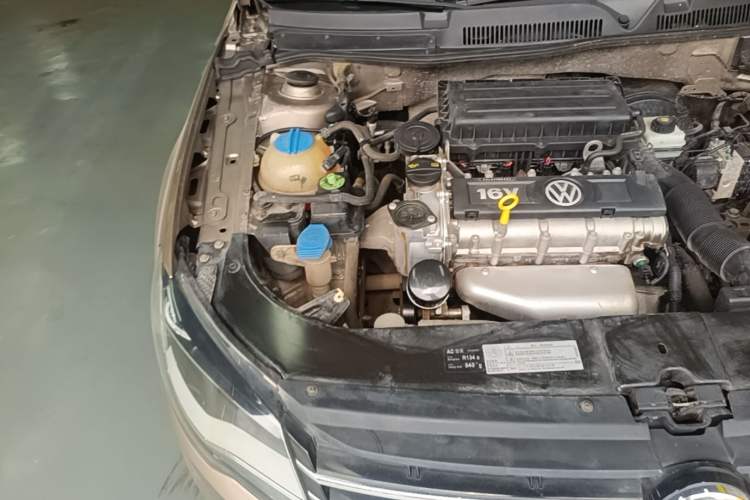 Used Volkswagen Bora 2014 1.6L Manual Fashion Edition Engine Bay Right