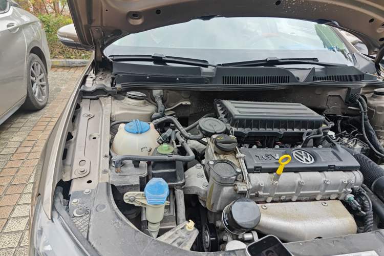 Used Volkswagen Bora 2014 1.6L Manual Fashion Edition Engine Bay Right