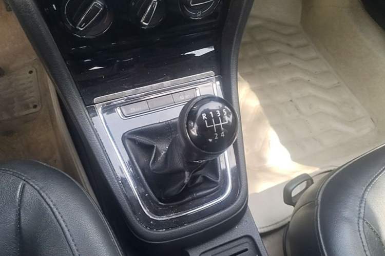 Used Volkswagen Bora 2014 1.6L Manual Comfort Model Gear Lever