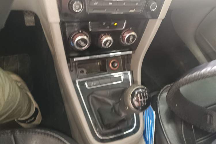 Used Volkswagen Bora 2014 1.6L Manual Fashion Edition Gear Lever