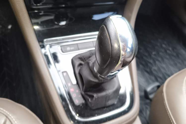 Used Volkswagen Bora 2014 1.6L Automatic Comfort Model Gear Lever