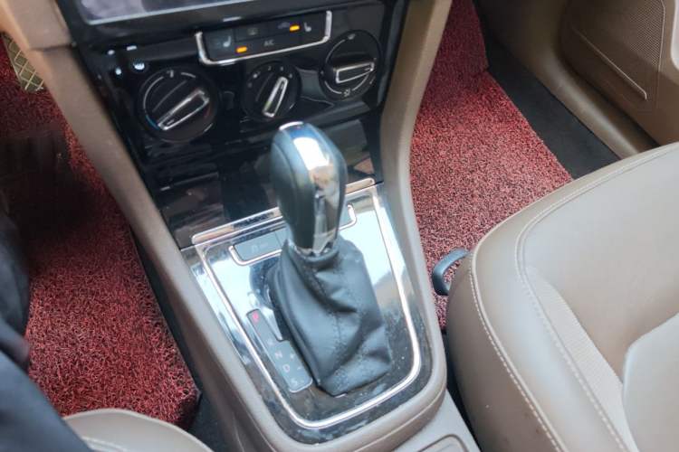Used Volkswagen Bora 2014 1.6L Automatic Comfort Model Gear Lever