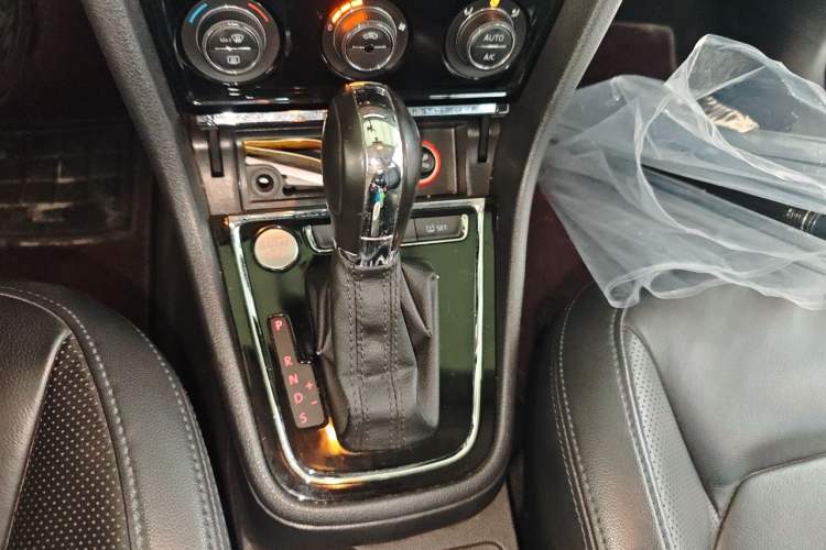 Used Volkswagen Bora 2014 1.6L Automatic Luxury Model Gear Lever