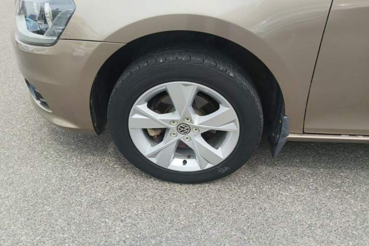 Used Volkswagen Bora 2014 1.6L Manual Comfort Model Left Front Wheel Hub