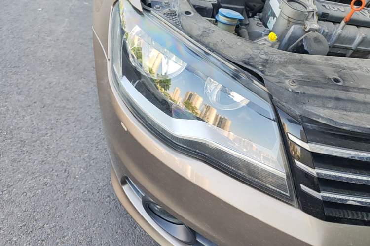 Used Volkswagen Bora 2014 1.6L Automatic Comfort Model Right Front Headlight