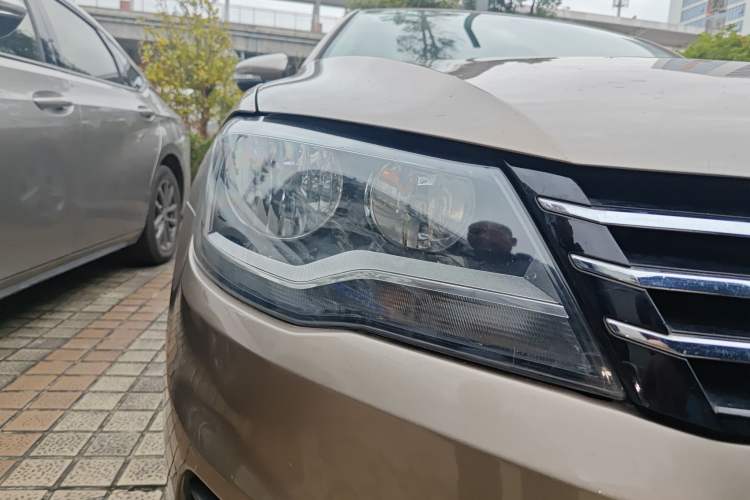 Used Volkswagen Bora 2014 1.6L Manual Fashion Edition Right Front Headlight
