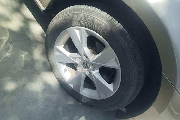 Used Volkswagen Bora 2014 1.6L Manual Comfort Model Right Front Wheel Hub