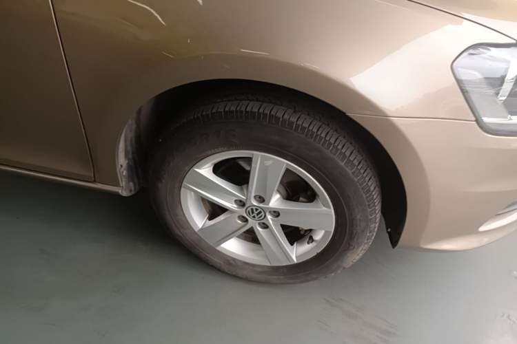 Used Volkswagen Bora 2014 1.6L Manual Fashion Edition Right Front Wheel Hub