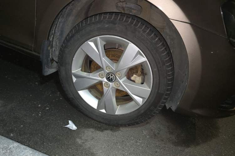 Used Volkswagen Bora 2014 1.4TSI Automatic Comfort Model Right Front Wheel Hub