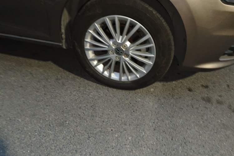 Used Volkswagen Bora 2014 1.6L Automatic Luxury Model Right Front Wheel Hub