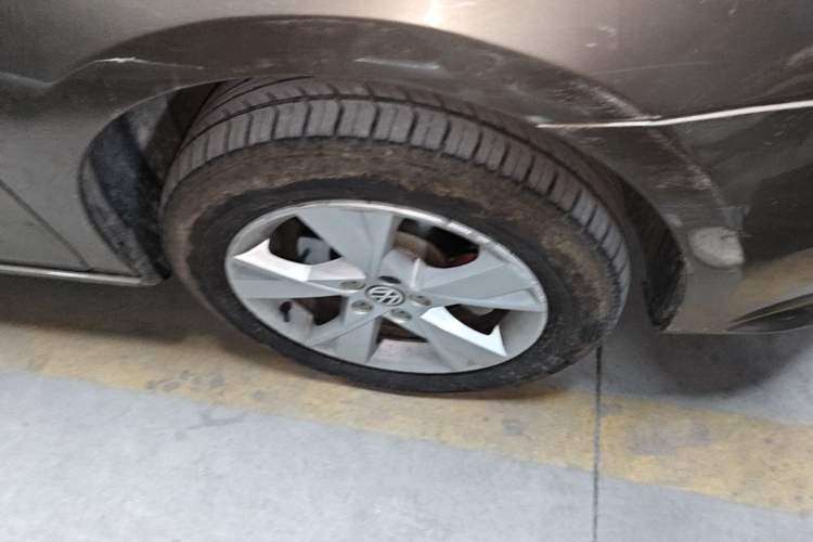 Used Volkswagen Bora 2014 1.6L Automatic Comfort Model Right Front Wheel Hub