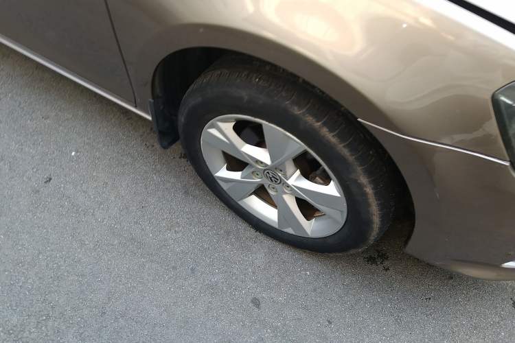 Used Volkswagen Bora 2014 1.6L Automatic Comfort Model Right Front Wheel Hub