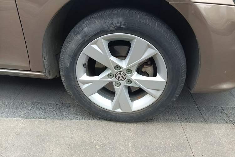 Used Volkswagen Bora 2014 1.6L Manual Comfort Model Right Front Wheel Hub