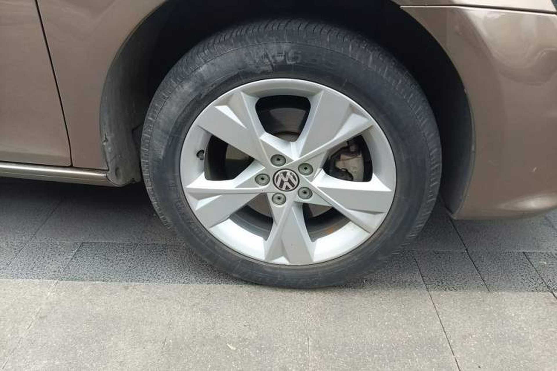 Used Volkswagen Bora 2014 1.6L Manual Comfort Model Right Front Wheel Hub