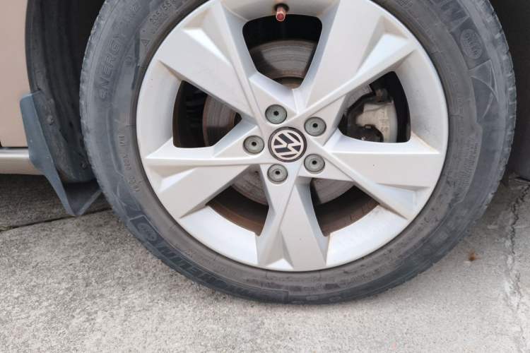 Used Volkswagen Bora 2014 1.6L Automatic Comfort Model Right Front Wheel Hub