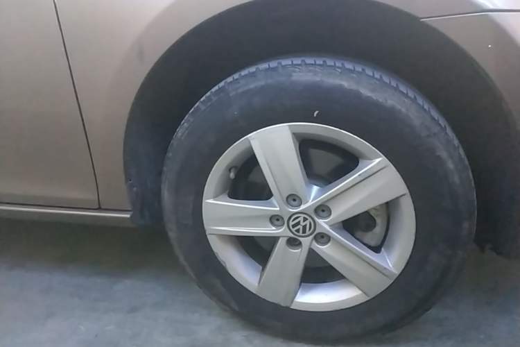 Used Volkswagen Bora 2014 1.6L Automatic Fashion Model Right Front Wheel Hub