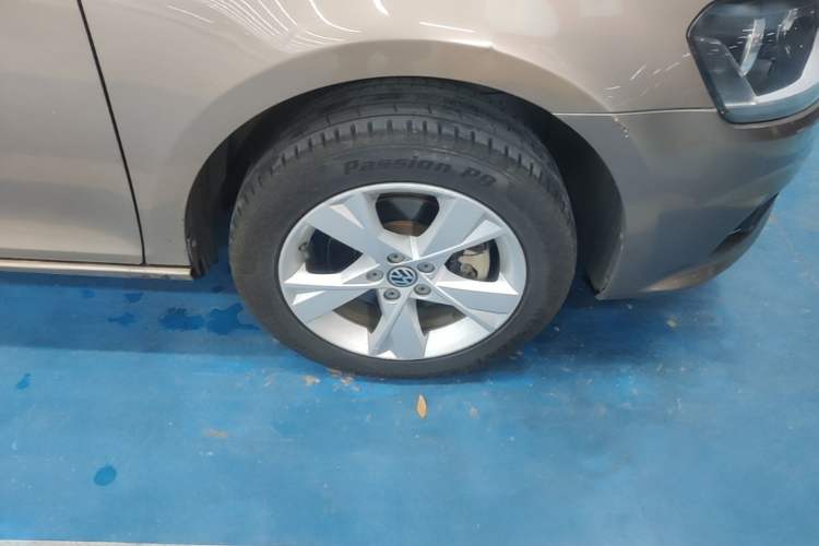 Used Volkswagen Bora 2014 1.6L Automatic Comfort Model Right Front Wheel Hub