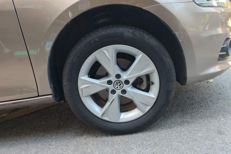 Used Volkswagen Bora 2014 1.6L Automatic Comfort Model Right Front Wheel Hub