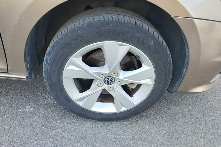 Used Volkswagen Bora 2014 1.6L Automatic Comfort Model Right Front Wheel Hub