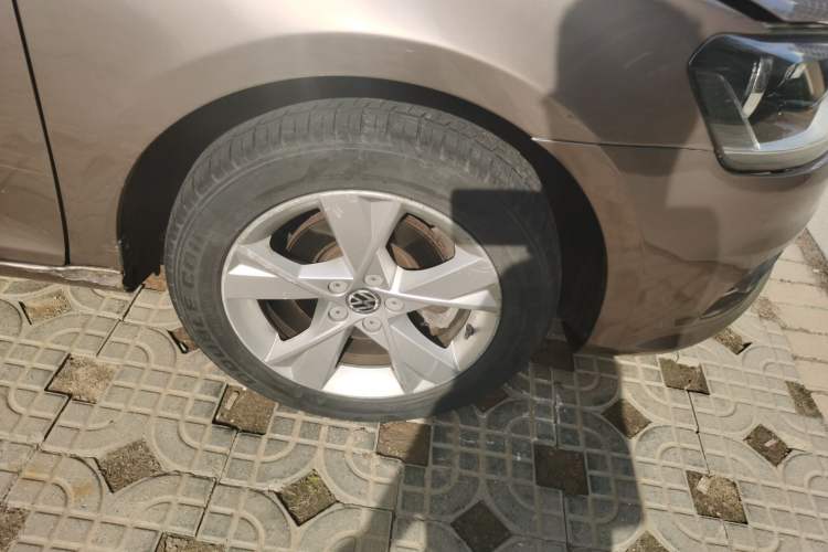 Used Volkswagen Bora 2014 1.6L Automatic Comfort Model Right Front Wheel Hub